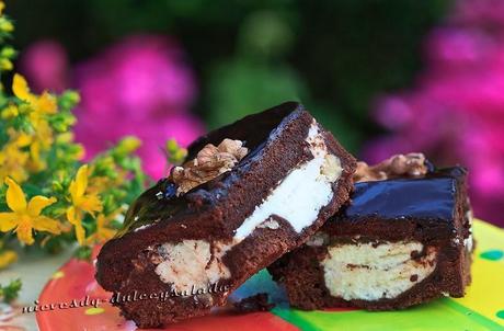 BROWNIE CON CREMA DE CHOCOLATE, QUESO Y NUECES