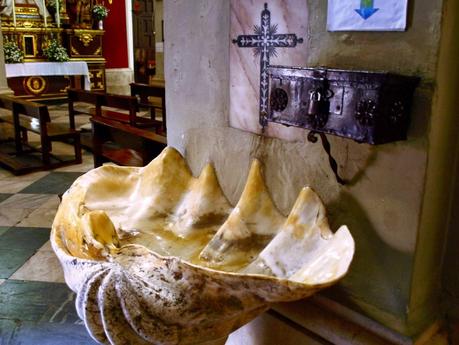 La Iglesia de San Ildefonso (22): las Pilas de agua bendita.