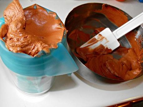 Mousse de chocolate con cobertura brillante