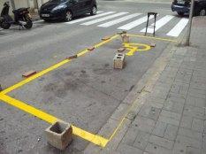 Vecinos con discapacidad se pintan sus propias plazas de aparcamiento ante la falta de mantenimiento por el Consistorio de Dénia