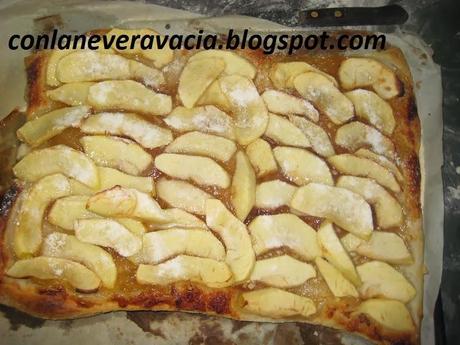COCA DE HOJALDRE DE MANZANA Y MERMELADA DE ALBARICOQUE