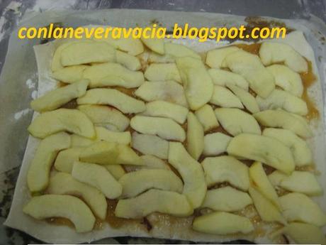 COCA DE HOJALDRE DE MANZANA Y MERMELADA DE ALBARICOQUE