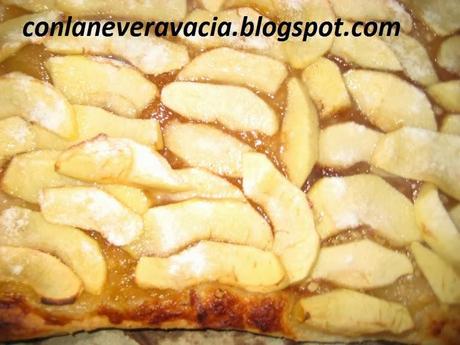 COCA DE HOJALDRE DE MANZANA Y MERMELADA DE ALBARICOQUE