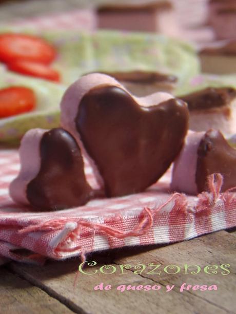 CORAZONES DE QUESO Y FRESA CUBIERTOS DE CHOCOLATE