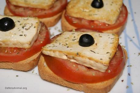 Tostadas de tomate y tofu