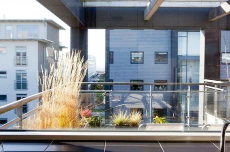 Ático moderno con amplia terraza muebles de diseño estilo nórdico escandinavo diseño de exteriores terrazas decoración interiores pequeños decoración diseño áticos decoración de salones nórdicos cocinas blancas modernas blog decoración de interiores Ático moderno con amplia terraza