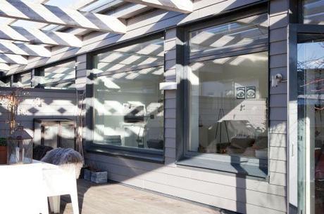 Ático moderno con amplia terraza muebles de diseño estilo nórdico escandinavo diseño de exteriores terrazas decoración interiores pequeños decoración diseño áticos decoración de salones nórdicos cocinas blancas modernas blog decoración de interiores Ático moderno con amplia terraza