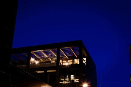 Ático moderno con amplia terraza muebles de diseño estilo nórdico escandinavo diseño de exteriores terrazas decoración interiores pequeños decoración diseño áticos decoración de salones nórdicos cocinas blancas modernas blog decoración de interiores Ático moderno con amplia terraza