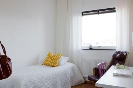 Ático moderno con amplia terraza muebles de diseño estilo nórdico escandinavo diseño de exteriores terrazas decoración interiores pequeños decoración diseño áticos decoración de salones nórdicos cocinas blancas modernas blog decoración de interiores Ático moderno con amplia terraza