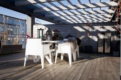 Ático moderno con amplia terraza muebles de diseño estilo nórdico escandinavo diseño de exteriores terrazas decoración interiores pequeños decoración diseño áticos decoración de salones nórdicos cocinas blancas modernas blog decoración de interiores Ático moderno con amplia terraza