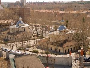 Las dos ermitas de San Antonio de la Florida, la original junto  su copia, en Madrid 