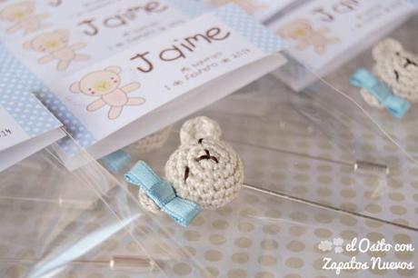 bautizo osito amigurumi agujón regalo detalle packaging broche