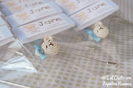 bautizo osito amigurumi agujón regalo detalle packaging broche