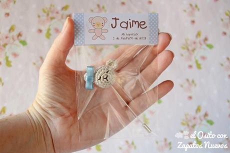 bautizo osito amigurumi agujón regalo detalle packaging broche