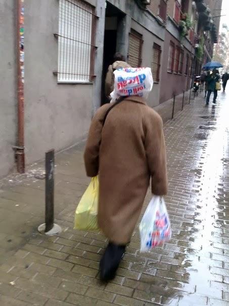 MUJERES QUE SE PONEN UNA BOLSA DEL SÚPER EN LA CABEZA CUANDO LLUEVE...BARCELONA...!!!...10-04-2014...!!!