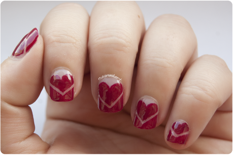 NOTD: Uñas de San Valentín francesas con corazones.