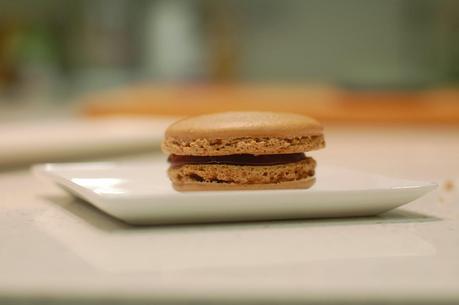 MACARONS DE CHOCOLATE CON FRESAS Y NARANJA