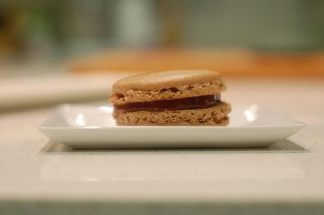 MACARONS DE CHOCOLATE CON FRESAS Y NARANJA