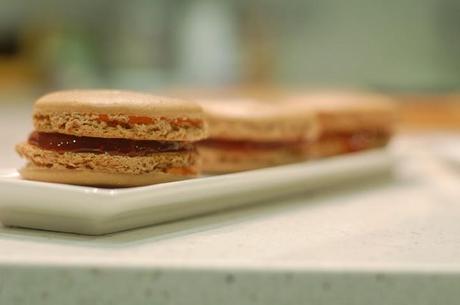 MACARONS DE CHOCOLATE CON FRESAS Y NARANJA