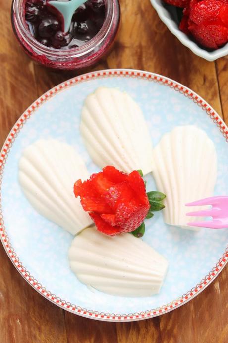 Concha de Panna Cotta con salsa de arándanos