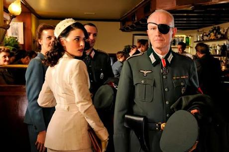 El tiempo entre costuras