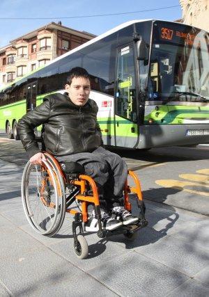 «El autobús casi siempre me deja tirado porque no tiene rampa o está averiada»