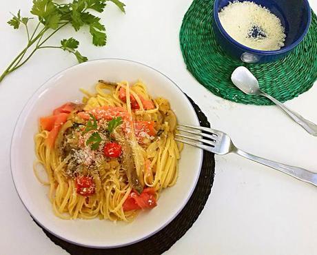 Pasta con cebolla caramelizada, setas y salmón curado