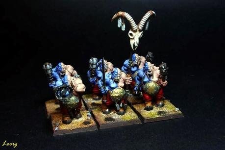 Regimiento de Ogros Toro con espadas y garrotes
