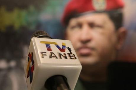 La televisión militar se centra en Chávez