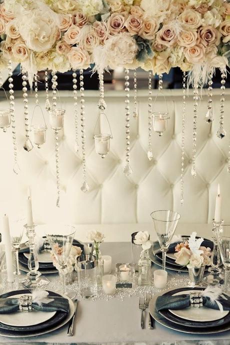 Es Tendencia: flores y velas colgantes en banquetes de bodas