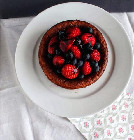 Receta Tarta de chocolate blanco con fresas y arándanos