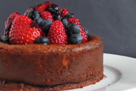 Receta Tarta de chocolate blanco con fresas y arándanos
