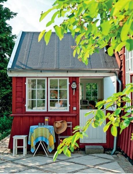 VIVIR, COMO EN UN SUEÑO, EN UNA CASA ROJA EN EL CAMPO
