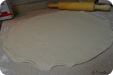 Como se hace la masa de pizza para que quede fina y crujiente