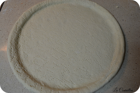 Como se hace la masa de pizza para que quede fina y crujiente