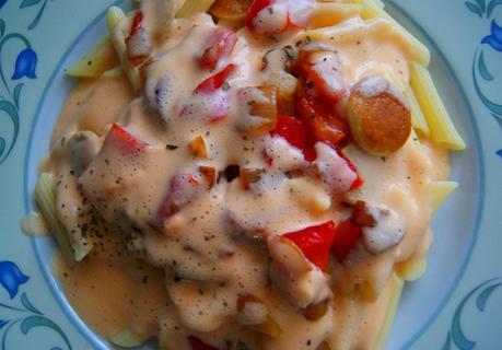 Plumas con Salchichas de pavo y Crema de Quesitos Plumas con Salchichas de pavo y Crema de Quesitos