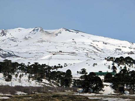 Vista del Volcán Copahue desde la ciudad de Caviahue, Neuquén. Foto: Guillermo Martin