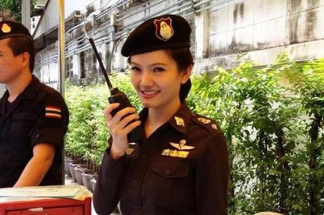 Policía tailandesa sonriendo
