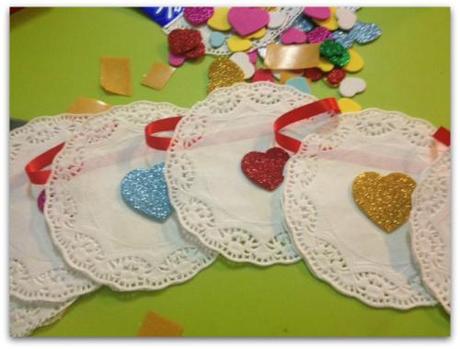 En esta casa hay una niña que pronto cumpe años y su mamá se acuesta tarde preparando cositas para su fiesta