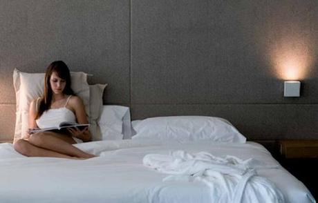 Chica leyendo en cama