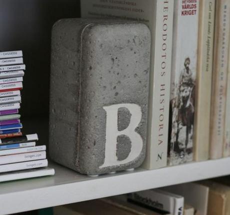 Sujetalibros con letra decorativa hecho con cemento DIY