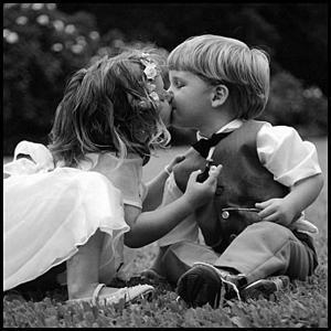 niños besandose juntitos