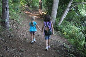 Niñas caminando en un bosque. Foto: vastateparksstaff (vía Flickr)