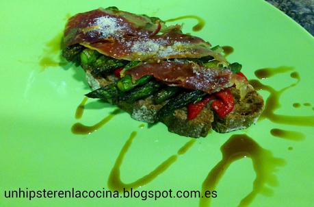 Tosta de espárragos y jamón ibérico gratinado