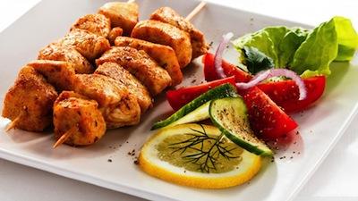 Plato con brochetas de pollo y ensalada