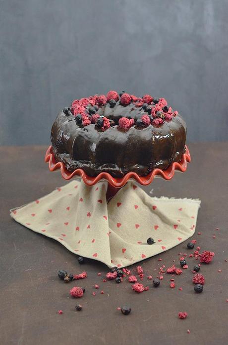 Pastel glaseado de Chocolate con frutos rojos para San Valentín