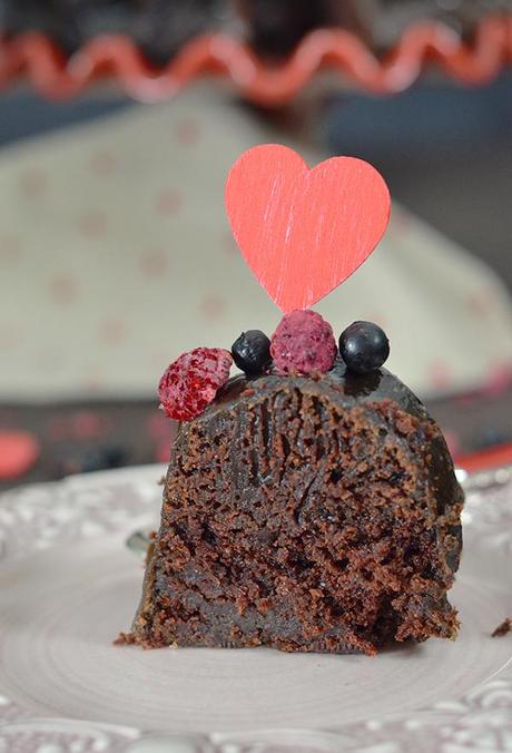 Pastel glaseado de Chocolate con frutos rojos para San Valentín