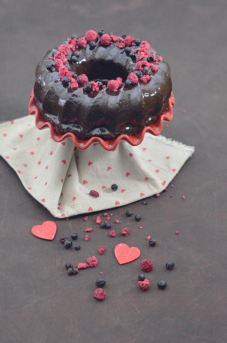 Pastel glaseado de Chocolate con frutos rojos para San Valentín