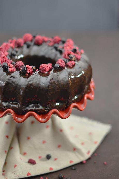 Pastel glaseado de Chocolate con frutos rojos para San Valentín