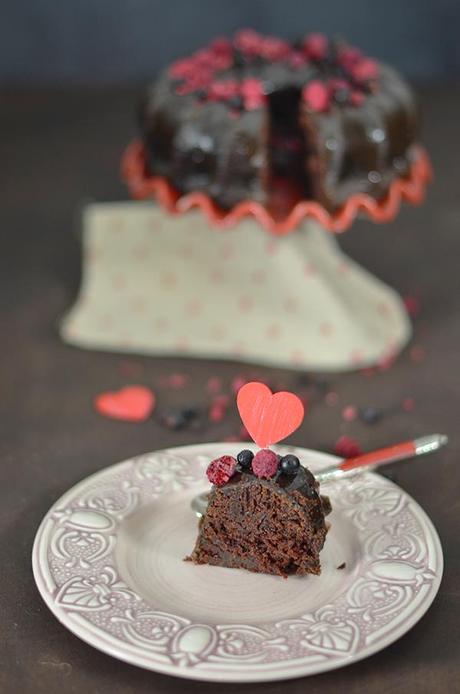 Pastel glaseado de Chocolate con frutos rojos para San Valentín